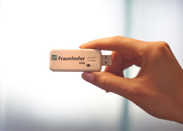RTLS-Flares Fraunhofer IOSB: USB-Sticks für die präzise Ortung und Navigation in Gebäuden
